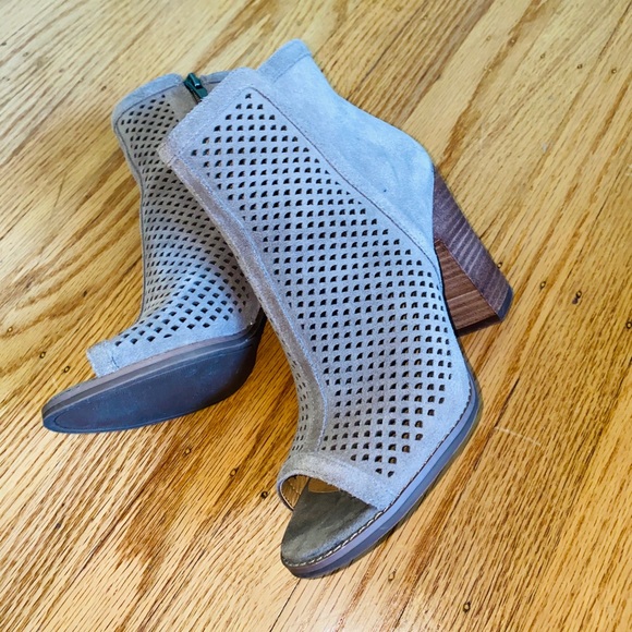 Boots - Picture 4 of 6